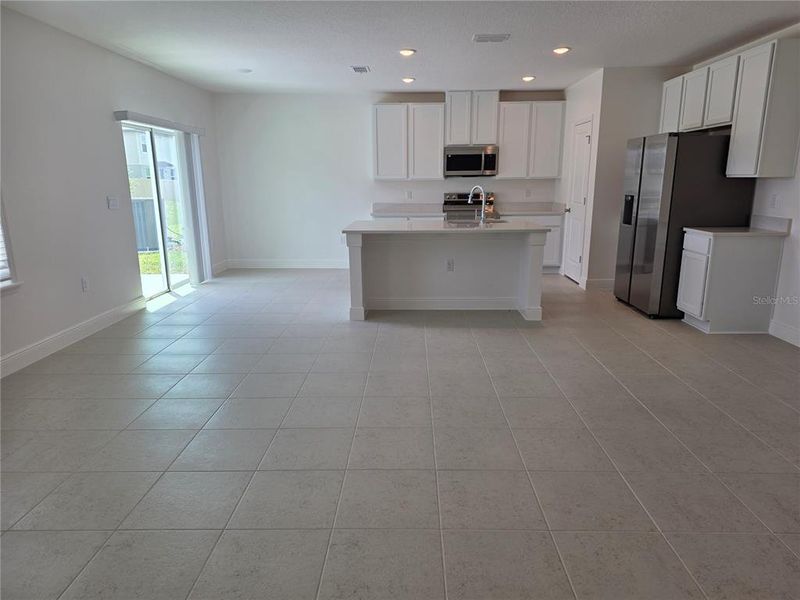Spacious, unfurnished interior of a new home in Villamar, Winter Haven (Image 35).