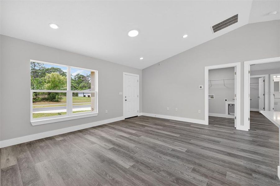 Spacious, unfurnished interior of a new home in , Ocala (Image 12).