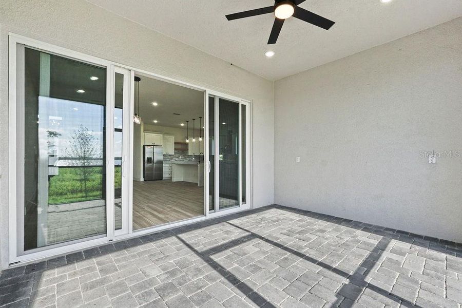 Exterior details and patio area of a home in , Lake Alfred (Image 3).