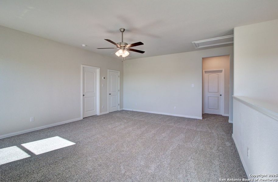 Spacious, unfurnished interior of a new home in Sunflower Ridge, New Braunfels (Image 20).