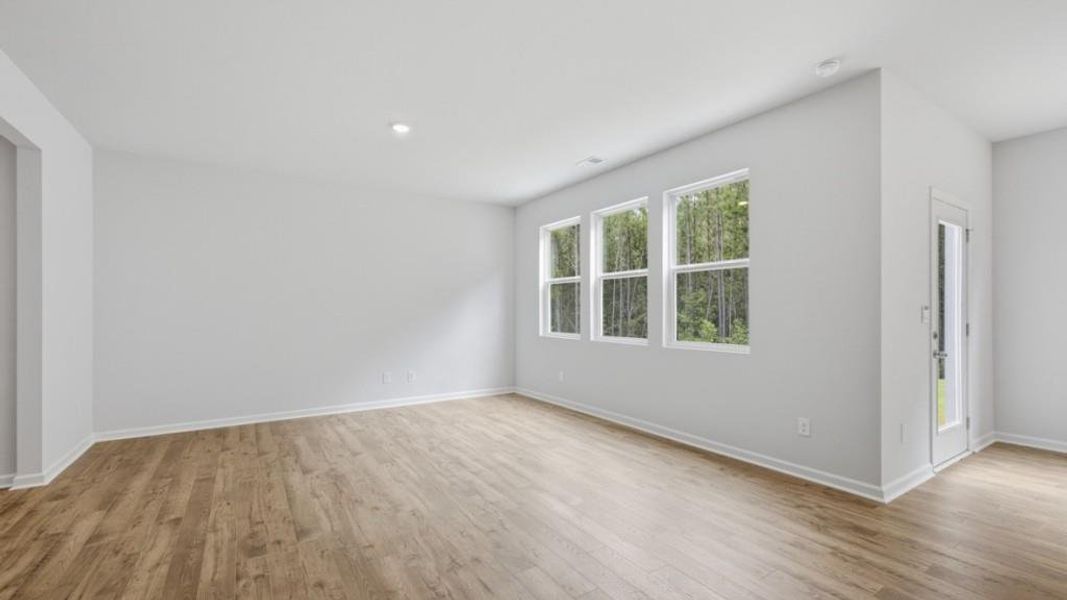 Spacious, unfurnished interior of a new home in Oaks at Cedar Grove, Fairburn (Image 17).