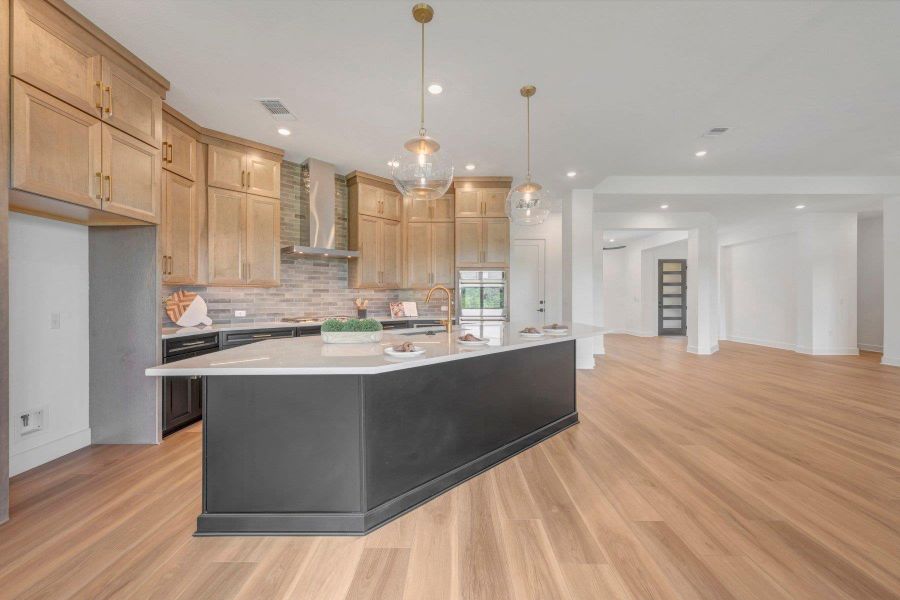 Kitchen (Staged) Kitchen (Staged)