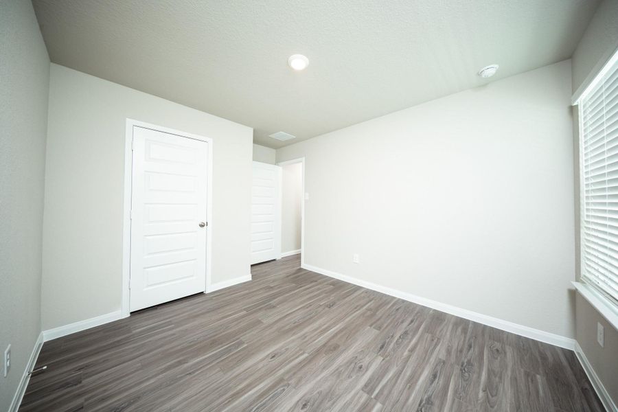 Spacious, unfurnished interior of a new home in Bammel Oaks, Houston (Image 5).
