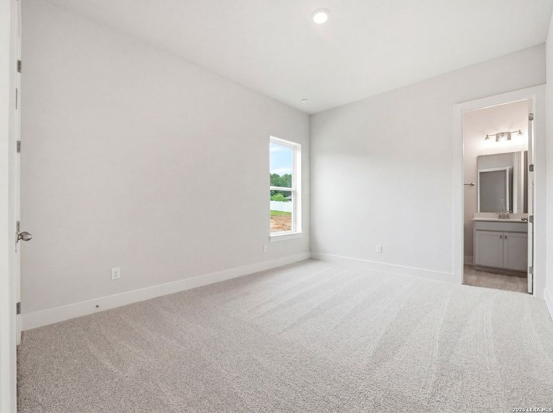 Spacious, unfurnished interior of a new home in Cibolo Crossing, Universal City (Image 11).