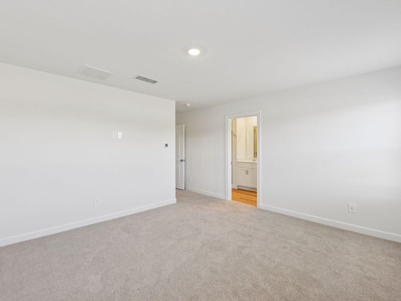 Spacious, unfurnished interior of a new home in Galloway Ridge, Charlotte (Image 14).