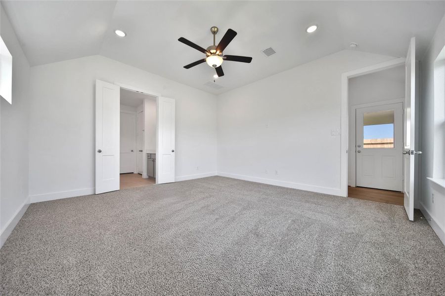 Spacious, unfurnished interior of a new home in , Rosharon (Image 30).