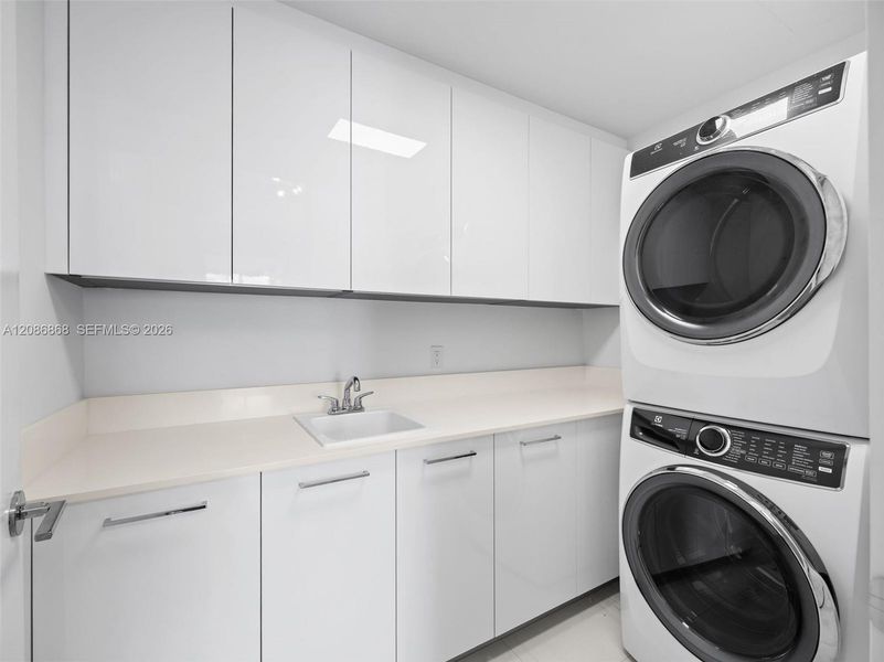 Furnished interior view inside a new home in , Fort Lauderdale (Image 39).