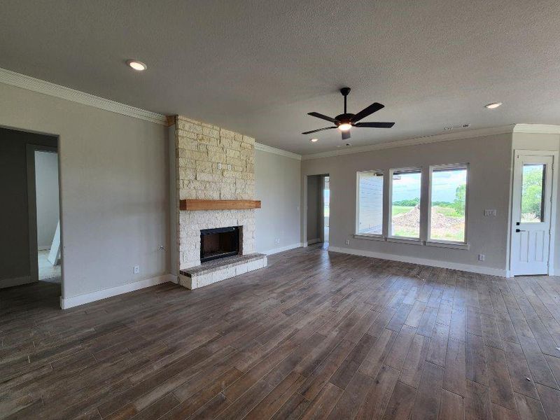 Spacious, unfurnished interior of a new home in Rocky Top, Krum (Image 12).