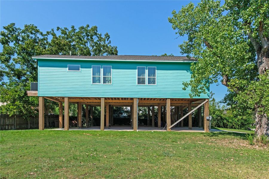 Exterior details and patio area of a home in , Kemah (Image 4).