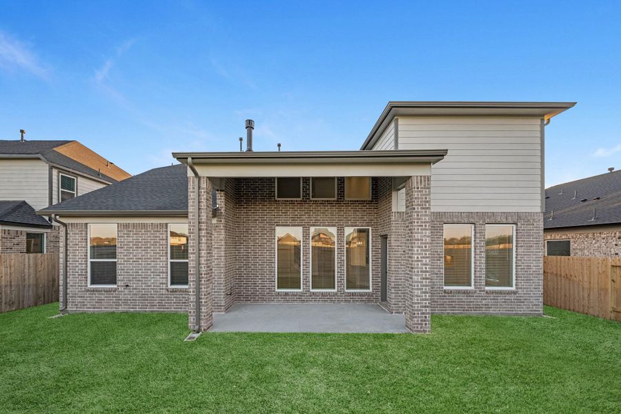 Exterior details and patio area of a home in Briarwood Crossing, Rosenberg (Image 3).