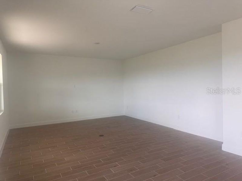 Spacious, unfurnished interior of a new home in Oakview, Apopka (Image 11).