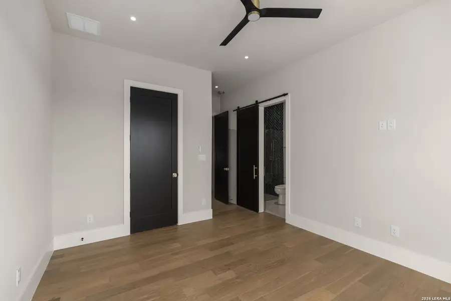 Spacious, unfurnished interior of a new home in , Canyon Lake (Image 65).
