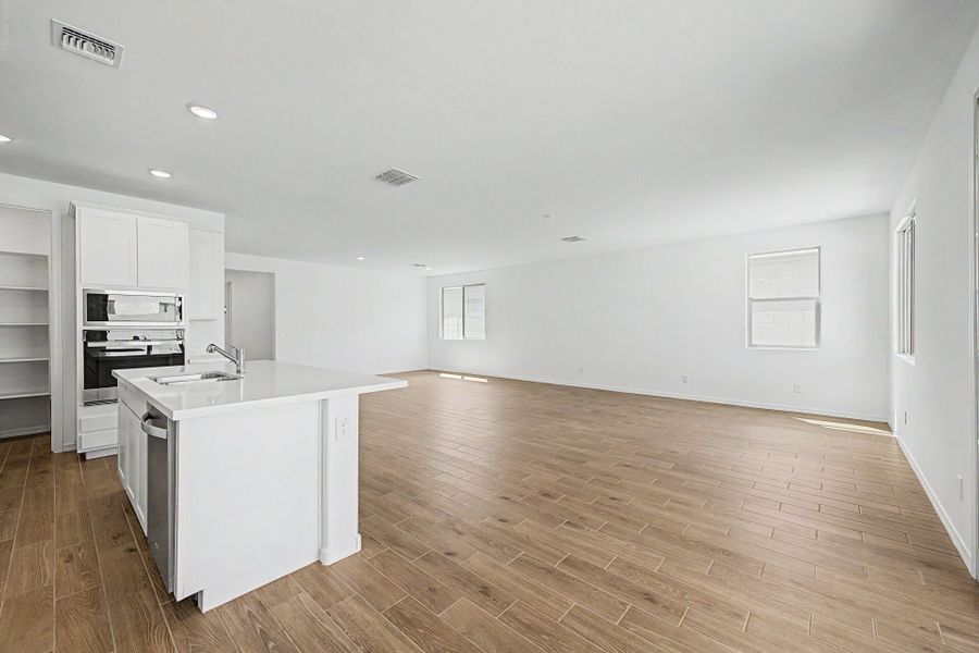 Spacious, unfurnished interior of a new home in Landmarke, San Tan Valley (Image 9).