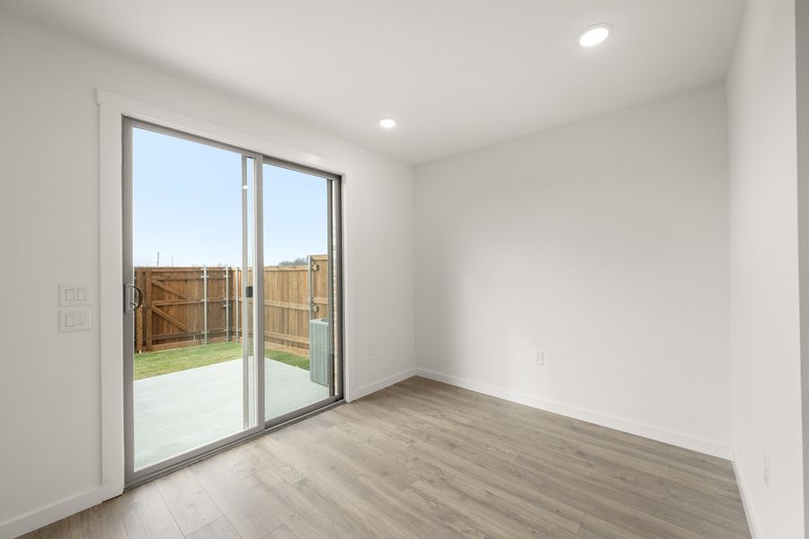 Spacious, unfurnished interior of a new home in Wildridge, Oak Point (Image 17).