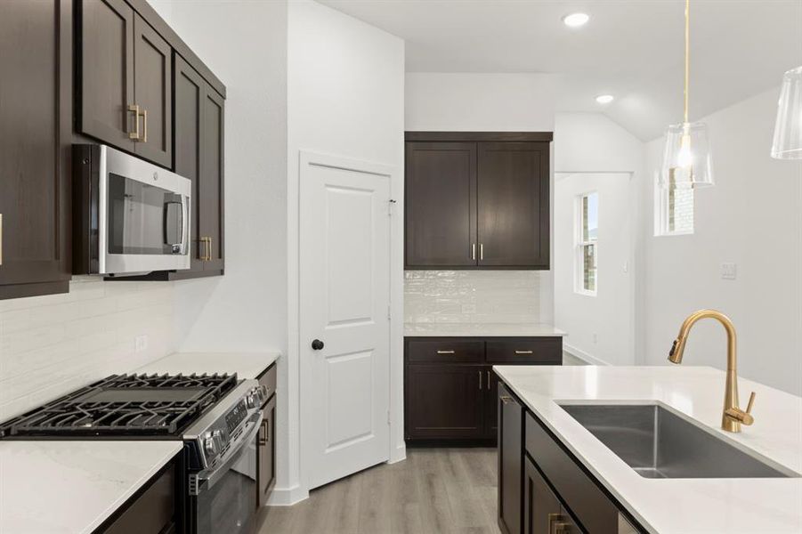 12. 5933 Laurel Lake - Kitchen (4)