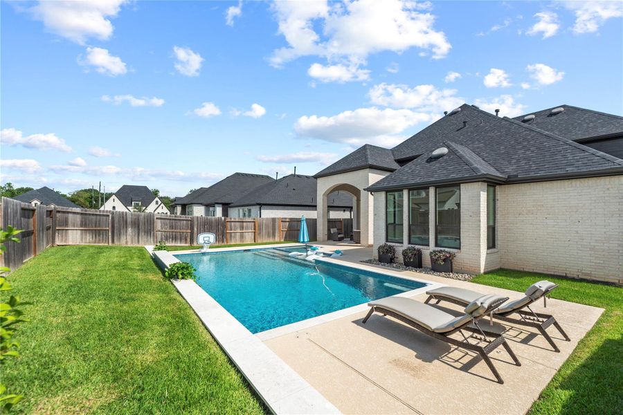 Exterior details and patio area of a home in Sienna, Missouri City (Image 29).
