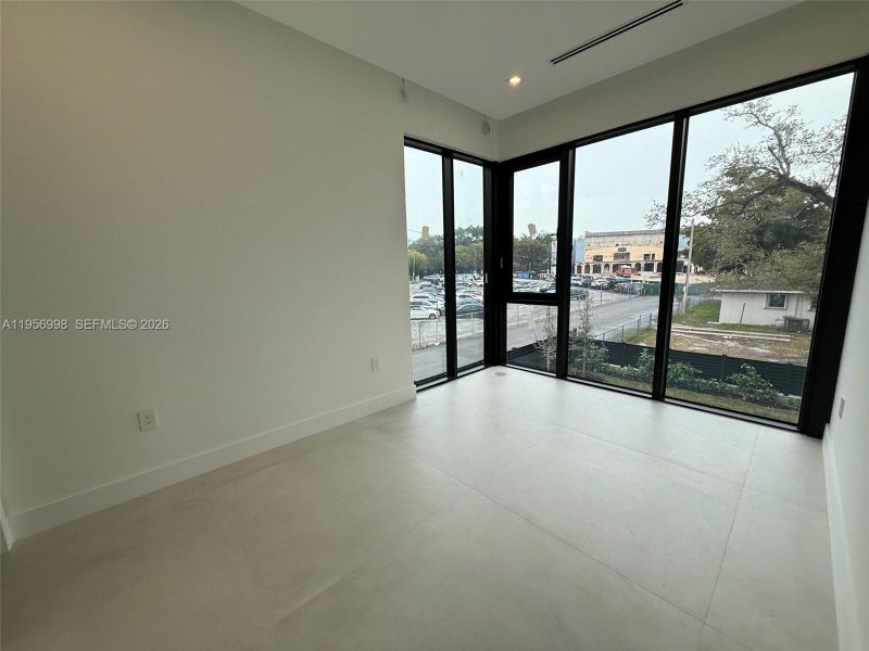 Spacious, unfurnished interior of a new home in , Miami (Image 18).