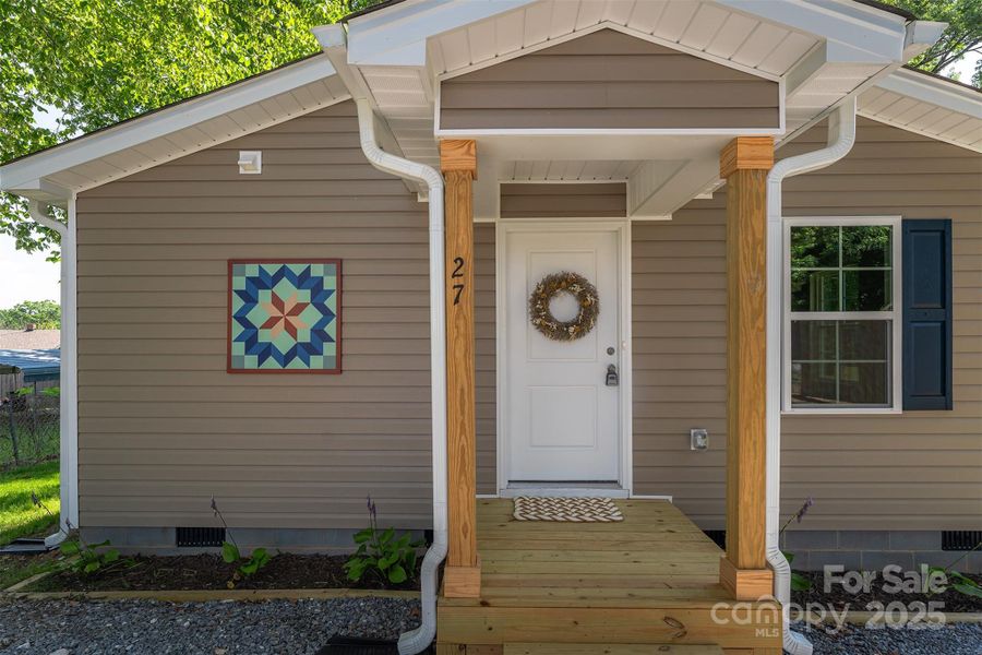 Exterior details and patio area of a home in , Marion (Image 4).