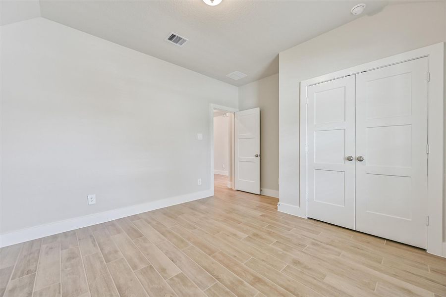 Spacious, unfurnished interior of a new home in Laurel Landing, Alvin (Image 19).