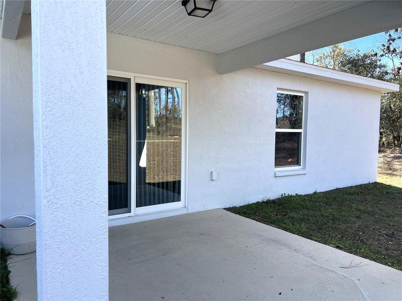 Exterior details and patio area of a home in , Dunnellon (Image 3).
