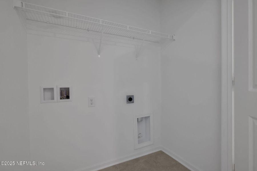 Spacious, unfurnished interior of a new home in , Middleburg (Image 18).