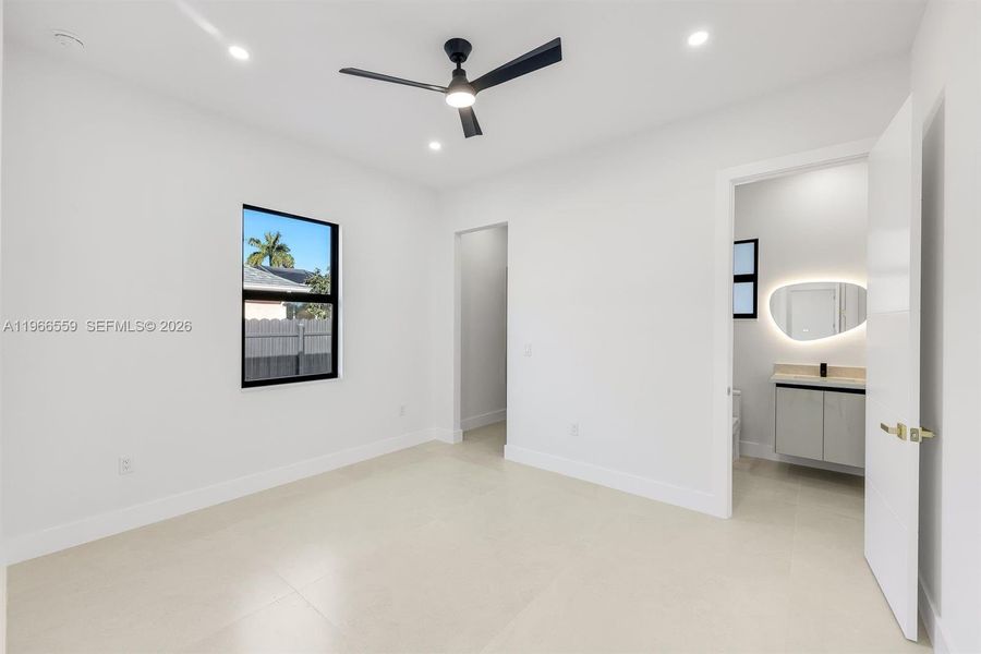 Spacious, unfurnished interior of a new home in , Cape Coral (Image 23).