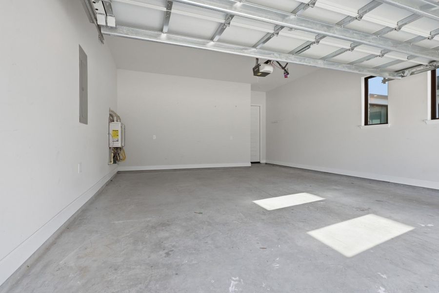 Spacious, unfurnished interior of a new home in Sienna, Missouri City (Image 40).
