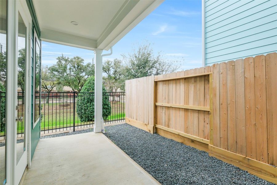 Exterior details and patio area of a home in Timbergrove Trails, Houston (Image 26).