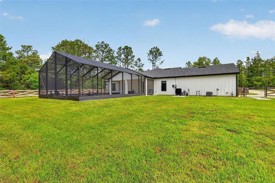 Exterior details and patio area of a home in , Dunnellon (Image 27).