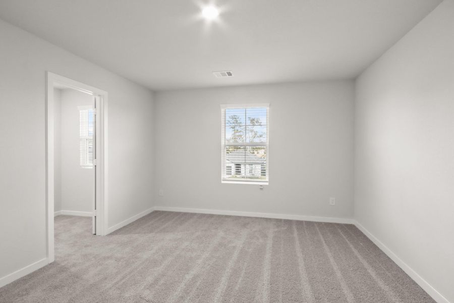Spacious, unfurnished interior of a new home in Lakes at Crockett Martin, Conroe (Image 7).