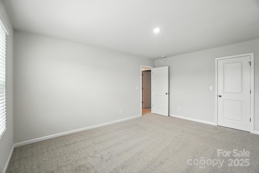 Spacious, unfurnished interior of a new home in Waxhaw Landing, Monroe (Image 19).