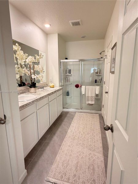 Furnished interior view inside a new home in , Port St. Lucie (Image 35).