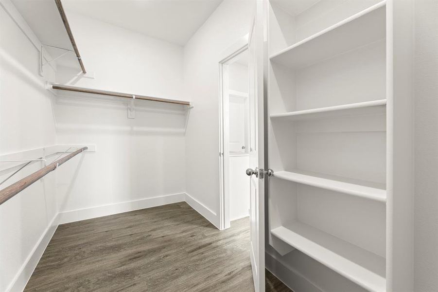 21. 1929 Saphire - Closet 21. 1929 Saphire - Closet