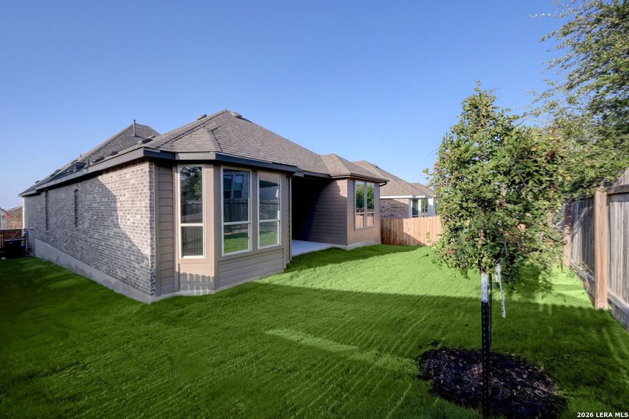Exterior details and patio area of a home in Weston Oaks, San Antonio (Image 17).