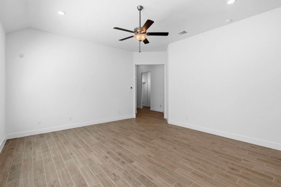 Spacious, unfurnished interior of a new home in Wildrye 45', Waller (Image 28).