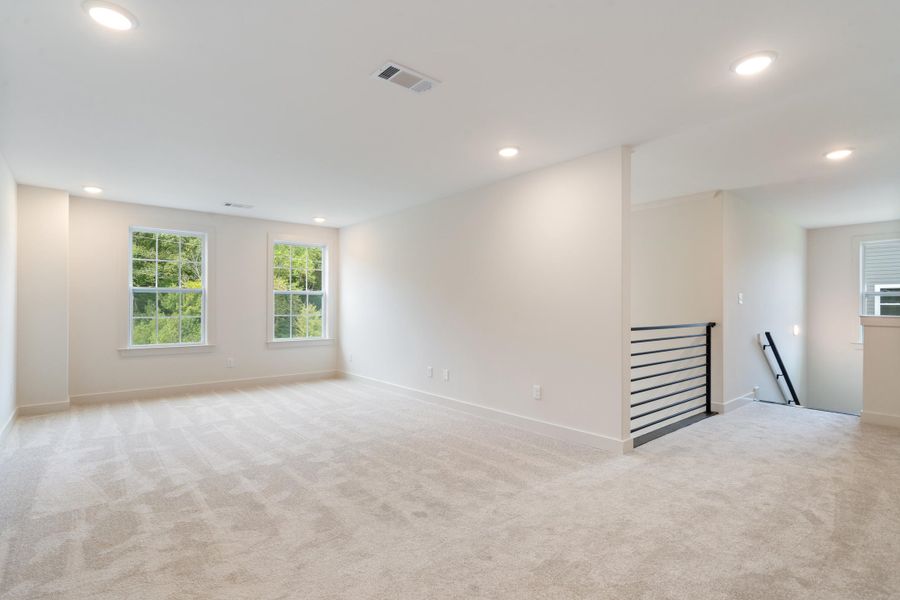 Spacious, unfurnished interior of a new home in White Oak, Arlington (Image 23).
