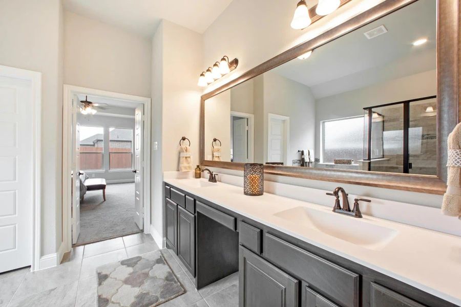 Primary Bathroom | Concept 2555 at Massey Meadows in Midlothian, TX by Landsea Homes