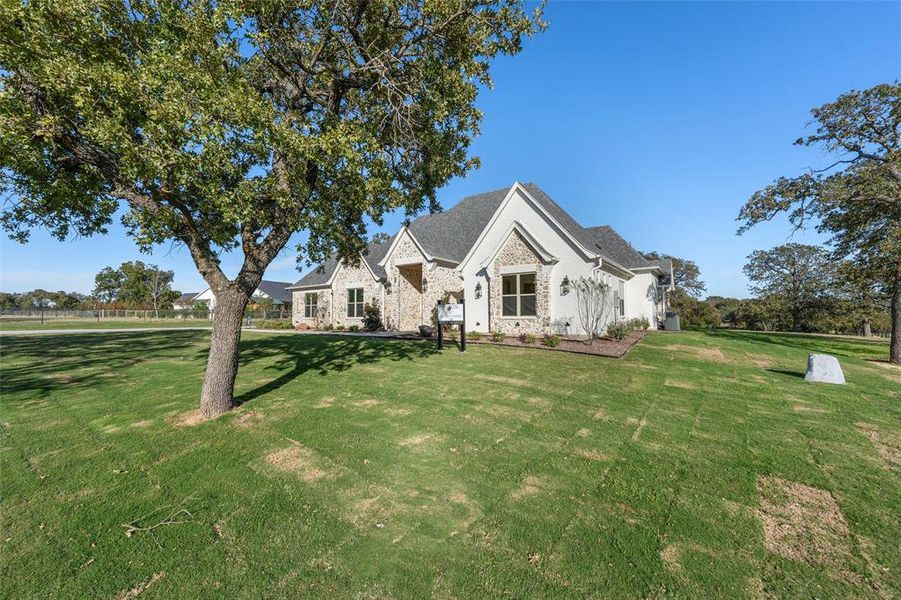 Exterior details and patio area of a home in , Weatherford (Image 3).