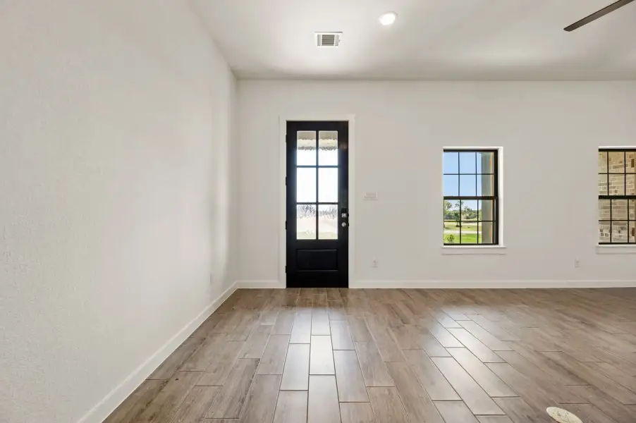 Spacious, unfurnished interior of a new home in Gatlin Ranch, Springtown (Image 15).