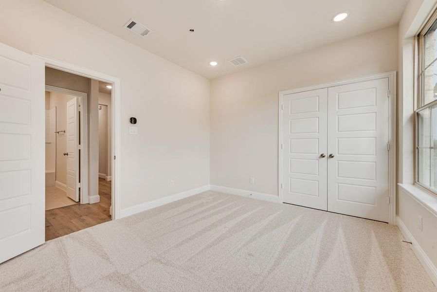 Spacious, unfurnished interior of a new home in Bayside, Rowlett (Image 14).