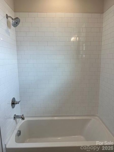 Ensuite Bath Tub/Shower - Upper Level Ensuite Bath Tub/Shower - Upper Level