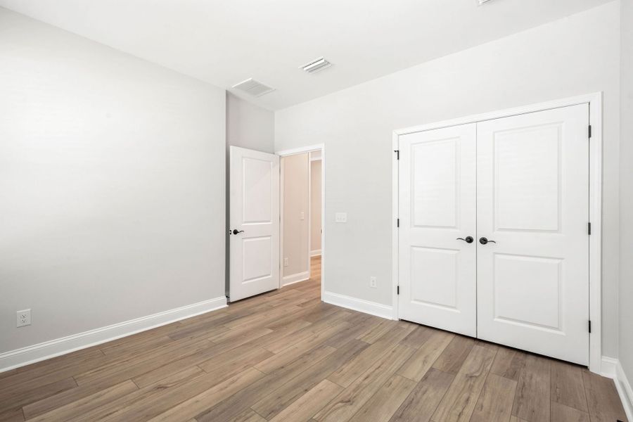 Spacious, unfurnished interior of a new home in Waterways, Richmond Hill (Image 18).