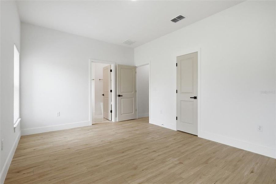 Spacious, unfurnished interior of a new home in , Orlando (Image 27).