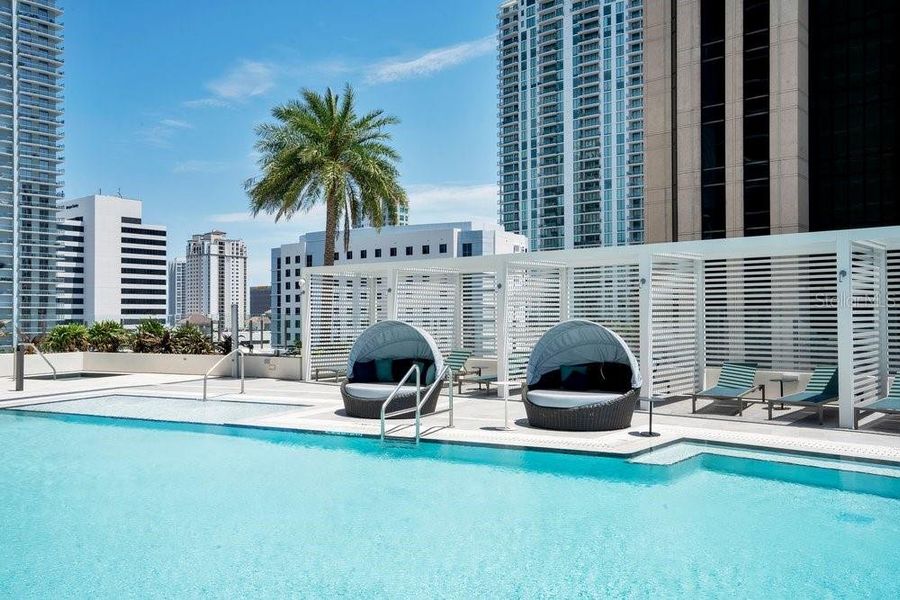 Condo located in St. Petersburg, FL showcasing its design and architecture (Image 37).