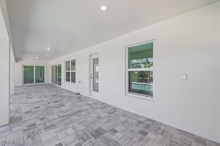 Spacious, unfurnished interior of a new home in Cape Coral, Cape Coral (Image 31).