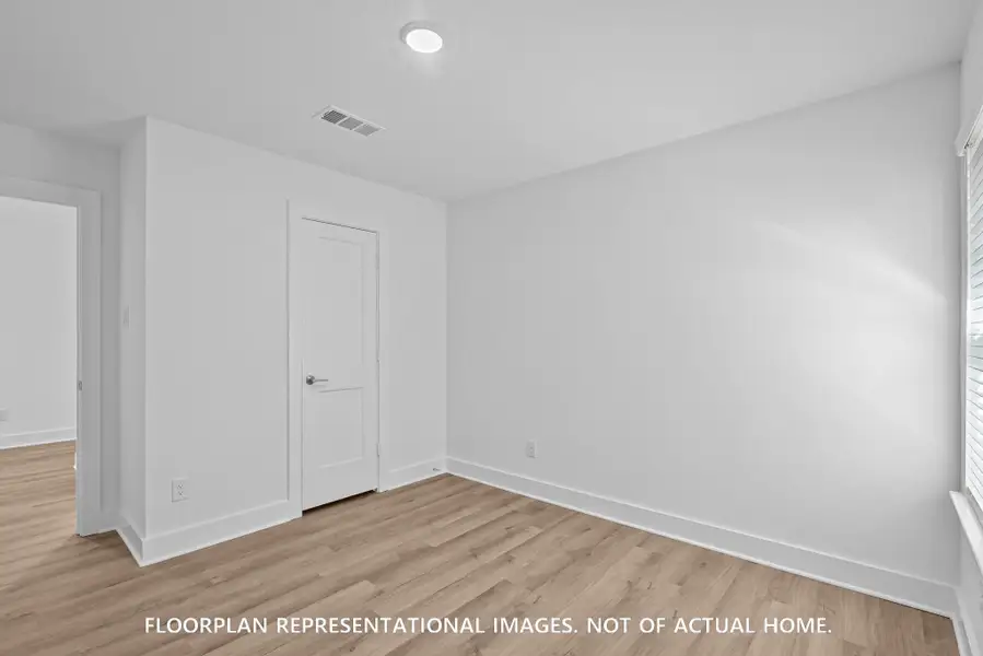 Spacious, unfurnished interior of a new home in Ambrose, La Marque (Image 8).