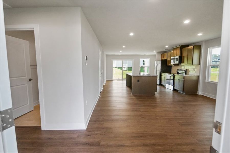 Spacious, unfurnished interior of a new home in Garrison Farms, Seneca (Image 8).
