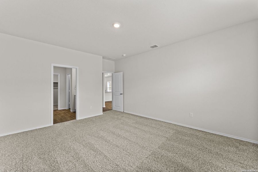 Spacious, unfurnished interior of a new home in Laurel Vistas, San Antonio (Image 30).