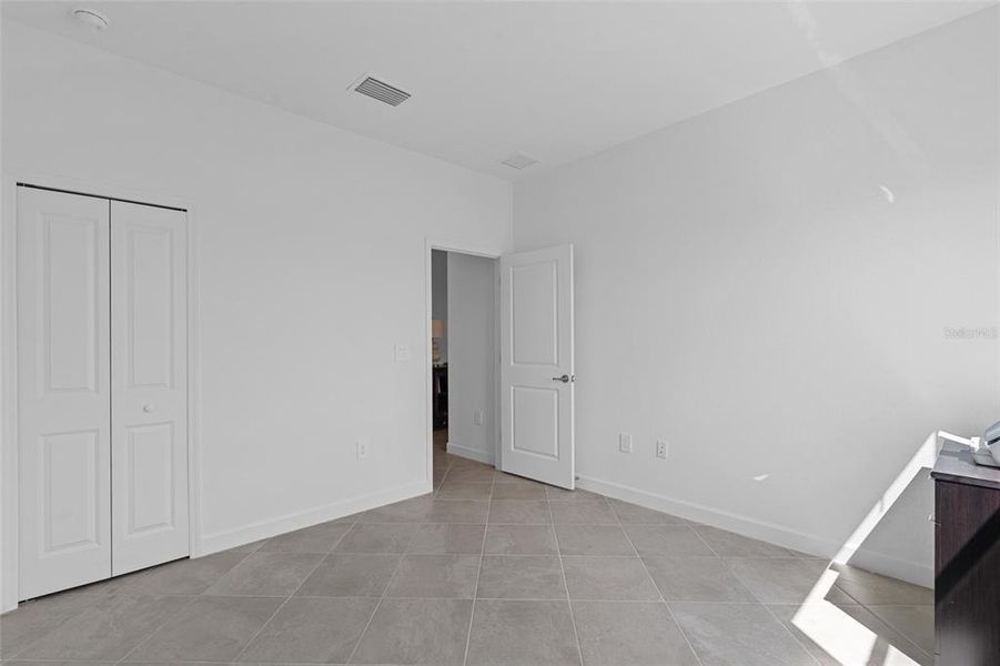 Spacious, unfurnished interior of a new home in Tuckers Cove: Villas, Punta Gorda (Image 19).