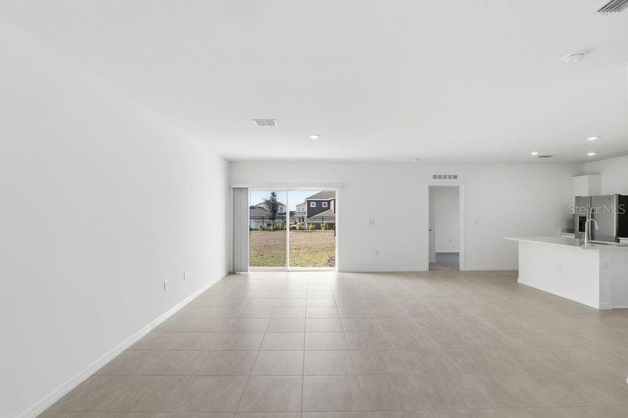 Spacious, unfurnished interior of a new home in Marion Creek, Haines City (Image 36).